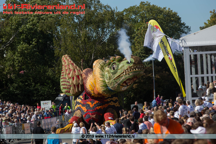 Fruitcorso 2019 wagens trekken over het parcours