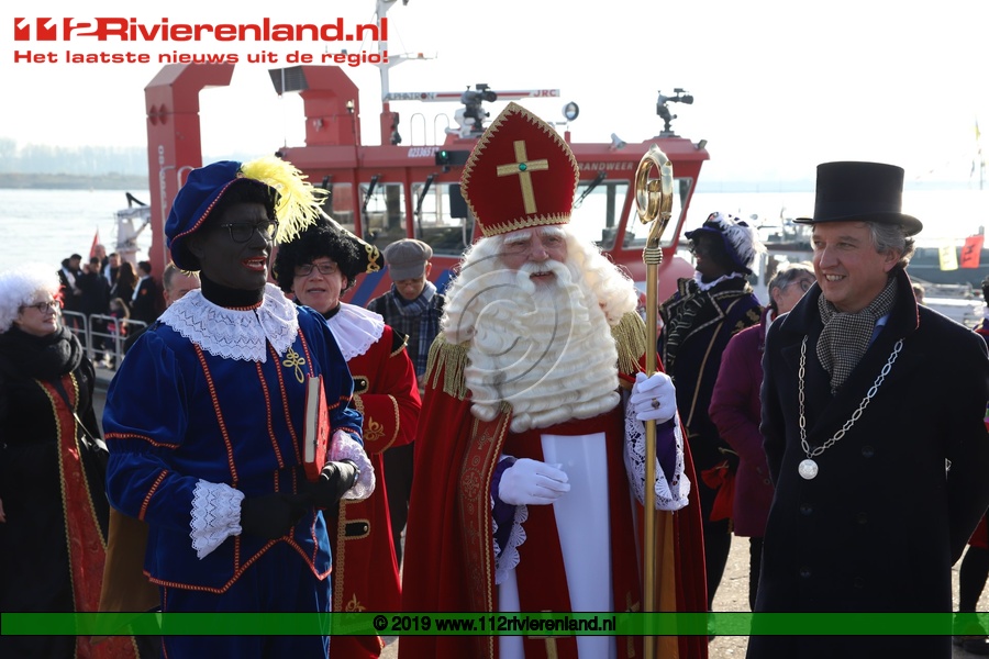 Sinterklaas komt aan met de Blusboot