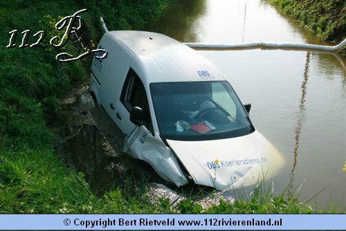 Auto in de sloot A15