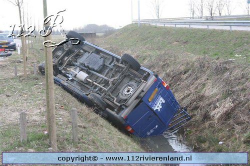 Wadenoyen - Auto in de sloot