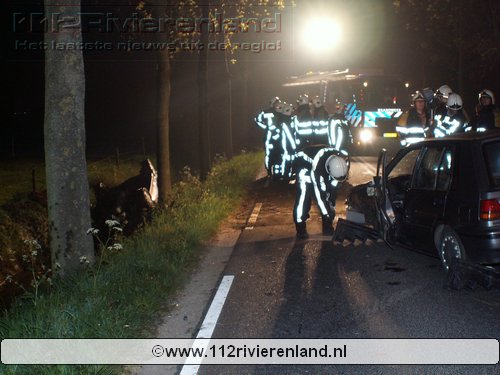 Aanrijding tussen twee auto`s een op de kop in de sloot