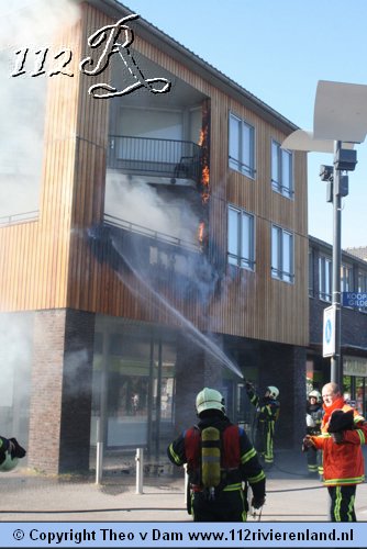 Balkonbrand boven een winkel