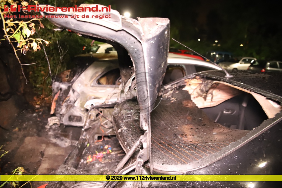 Twee auto's total loss bij brand op parkeerplaats