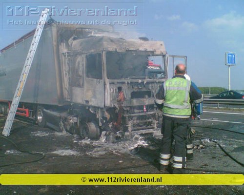 Valburg - Vrachtwagen brand uit