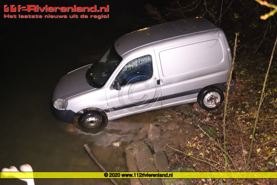 Auto belandt met de neus in de Lek