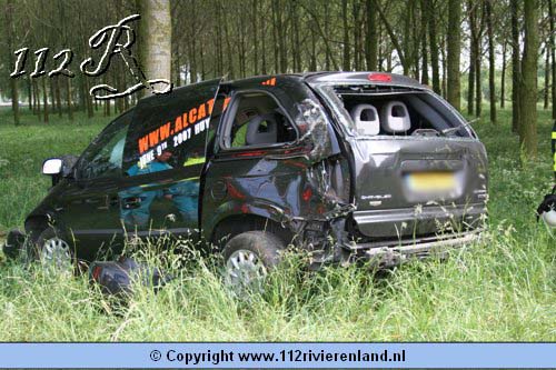 Auto tegen de boom A2 knooppunt Deil