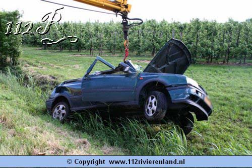Auto in de sloot Steenweg