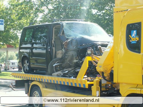Met auto tegen een boom