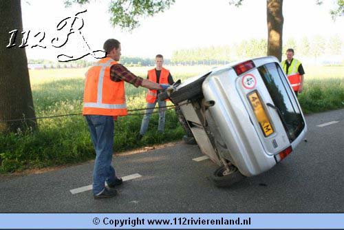 Brommobiel belandt op de kop na aanrijding tegen de boom
