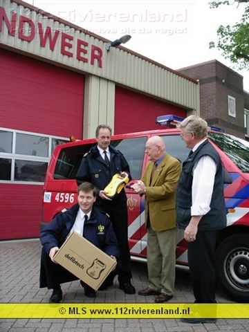 Brandweer Opheusden ontvangt defibrillator