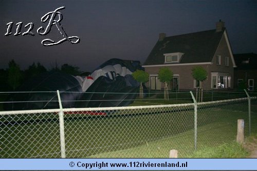 Luchtballon landt op woning