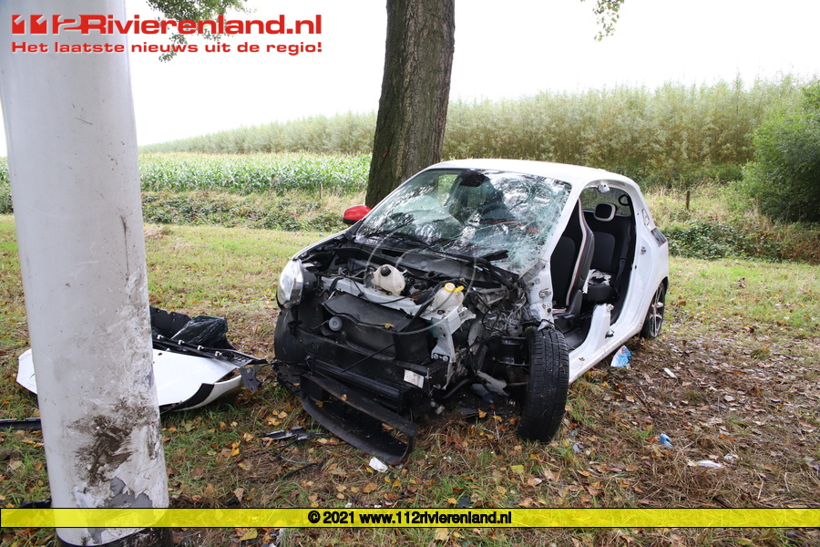 Auto tegen een boom op de N320