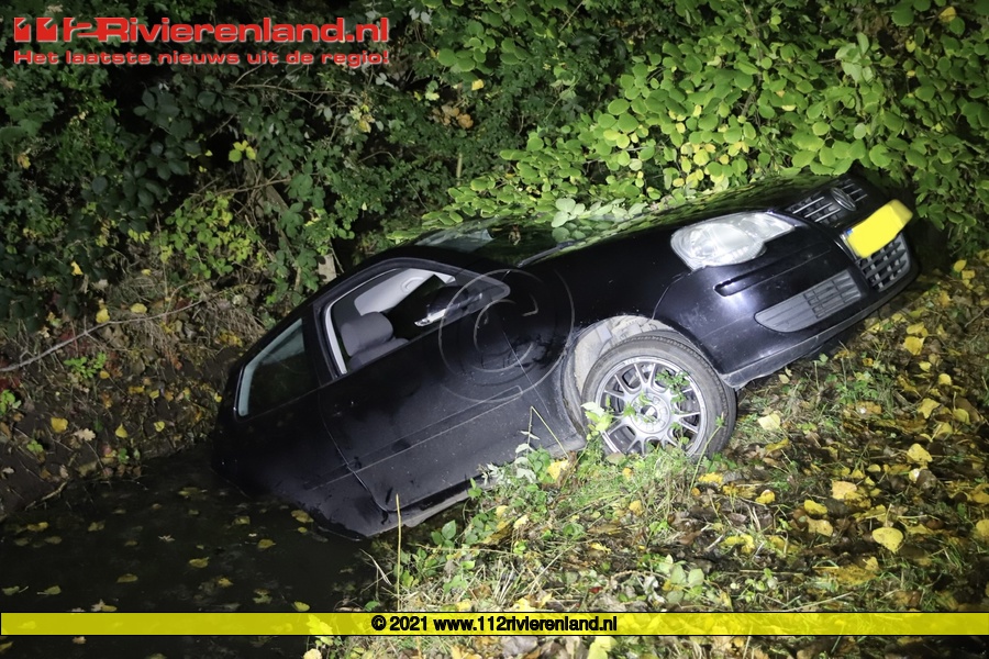 Auto in de sloot, bestuurder spoorloos