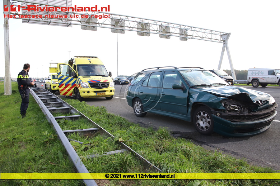Auto rijdt achterop vrachtwagen op de A2