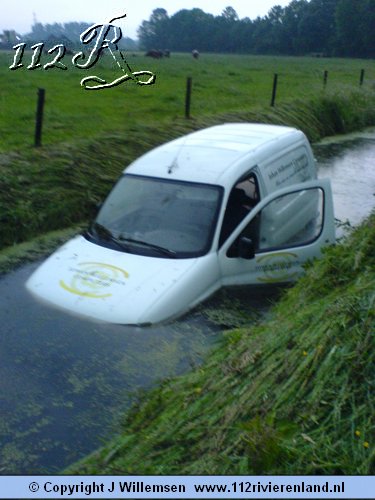 Busje in de sloot