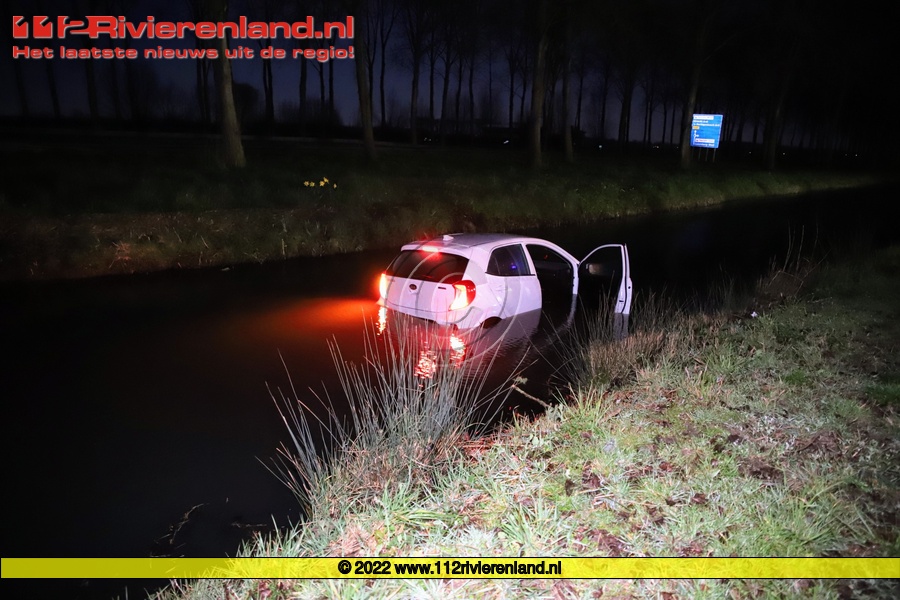 Auto belandt in de sloot, bestuurder mee naar het bureau