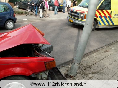Auto tegen lantaarnpaal Boerhavelaan