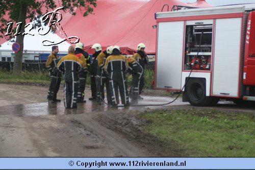 Feesttent Betuwe spektakel dreigt om te waaien