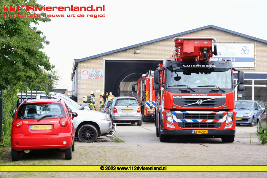 Veel schade bij brand bij autobedrijf