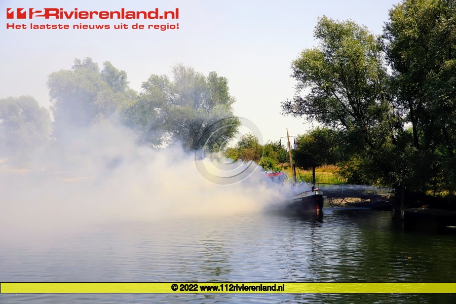 Boot in brand langs de Beusichemsedijk