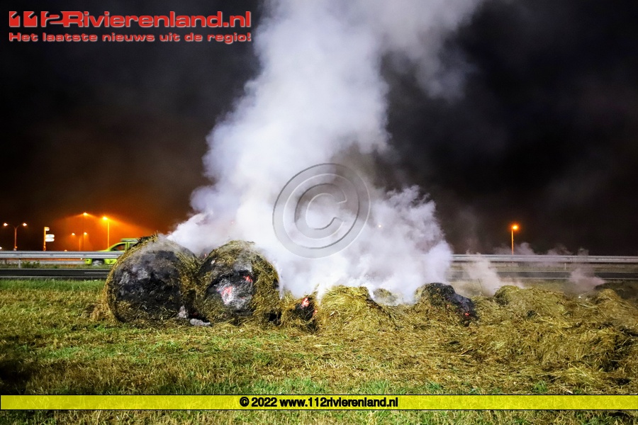 Hooirollen in brand bij afslag