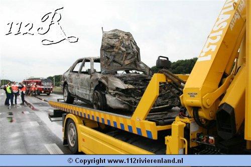 Auto in brand na aanrijding met vrachtwagen