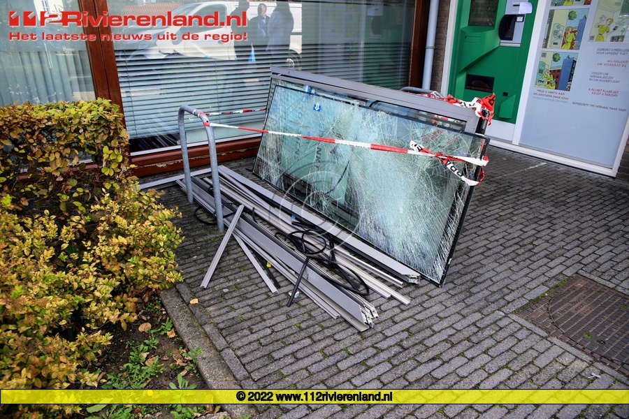 Auto rijdt apotheek binnen