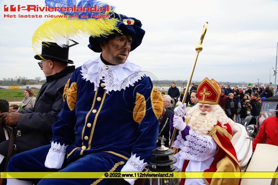 Sinterklaas zet voet aan wal