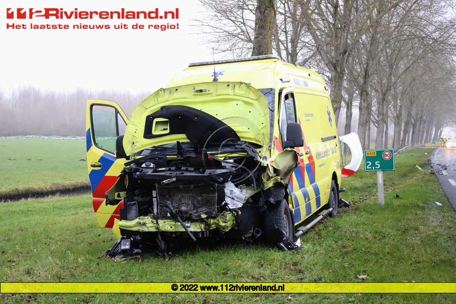 Dode bij frontale botsing tussen ambulance en auto