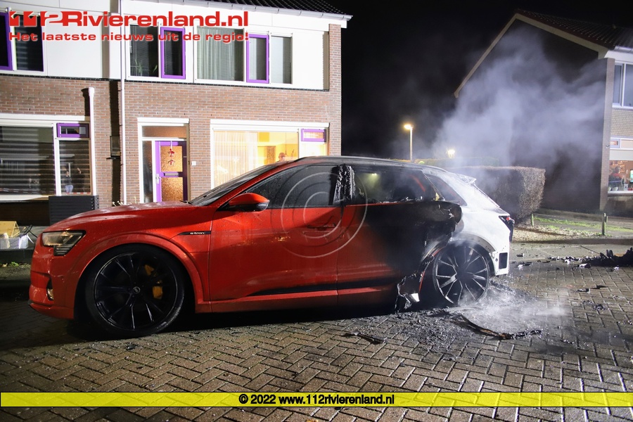 Auto brandt uit,mogelijke oorzaak vuurwerk