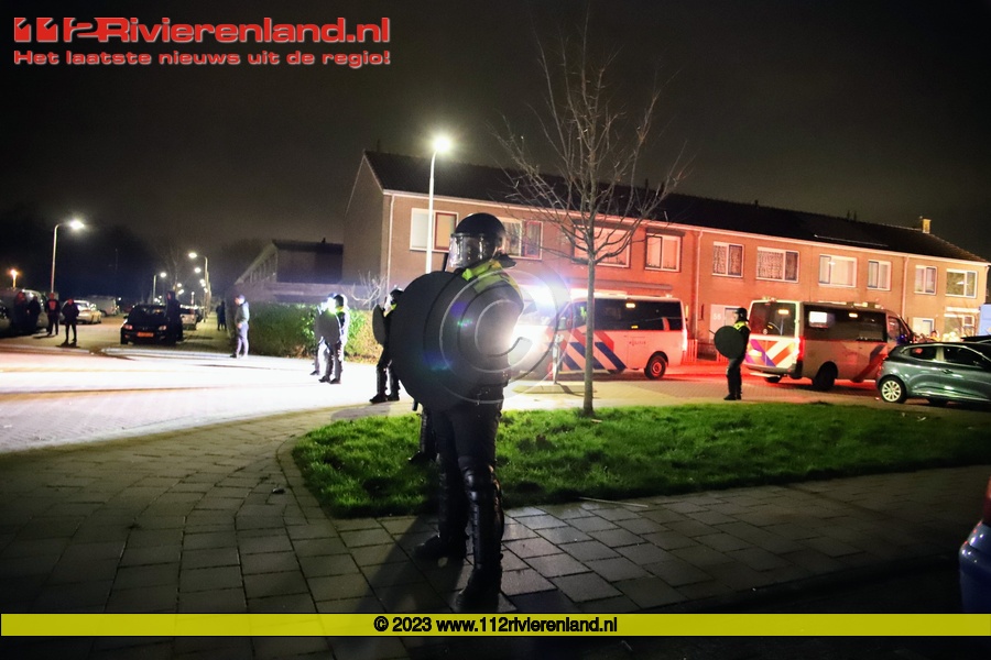 Mobiele eenheid assisteert brandweer bij doven van vreugdevuur