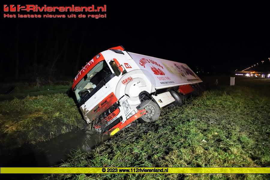 Vrachtwagen met uien belandt in de sloot