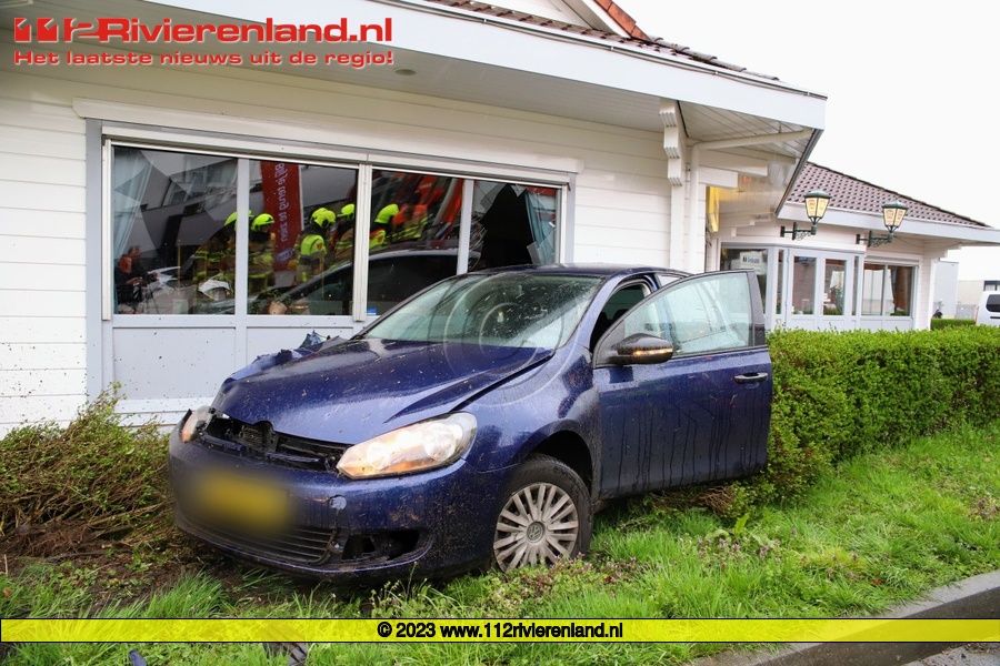 Auto belandt na aanrijding tegen Chinees restaurant
