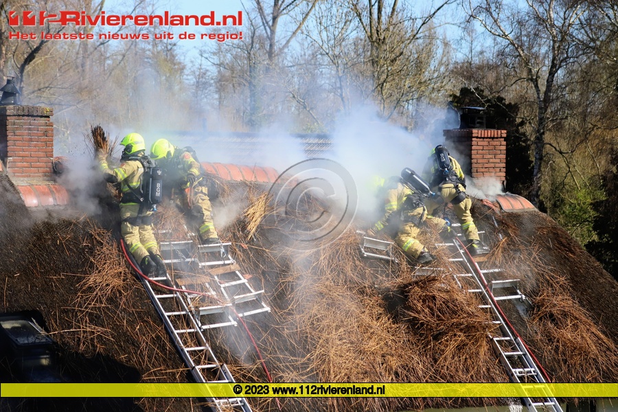 Grote brand in woning met rietendak