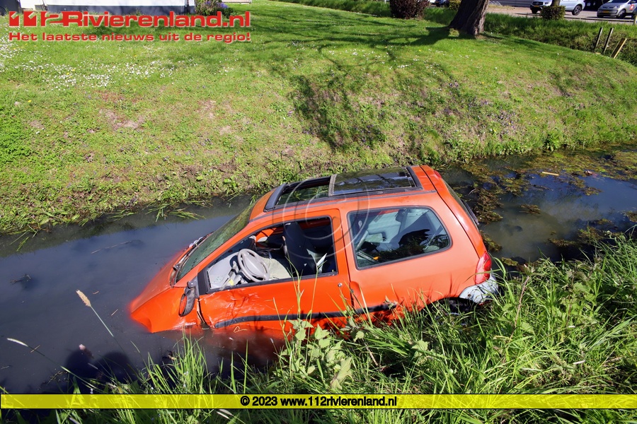 Auto in de sloot na aanrijding
