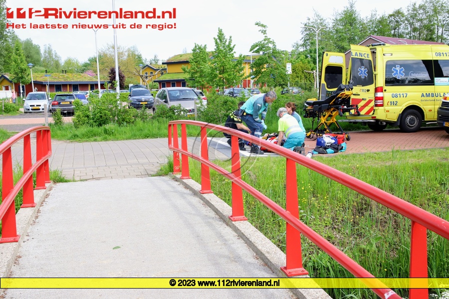 Wielrenner valt en raakt gewond