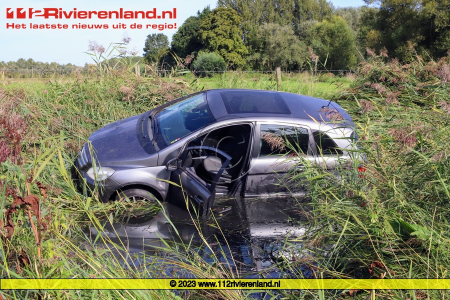 Auto te water langs de A2