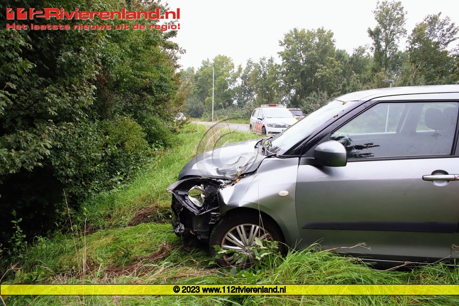 Auto rijdt tegen een boom