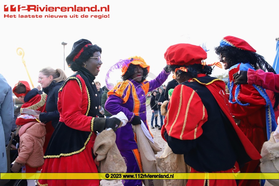 Sinterklaas komt aan met traditionele Zwarte Pieten