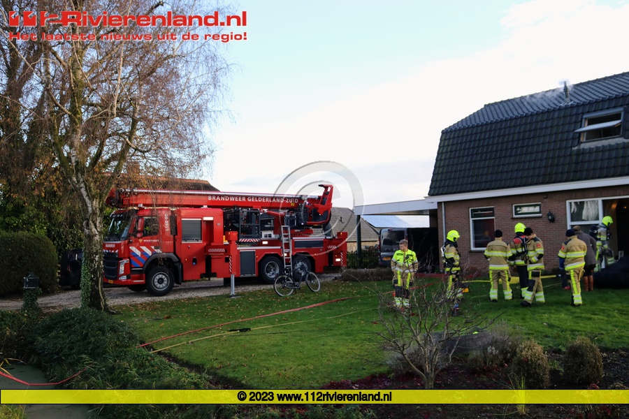 Brandweer schaalt snel op bij woningbrand