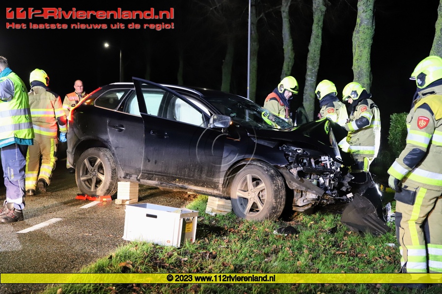 Auto botst tegen een boom, bestuurder met spoed naar ziekenhuis