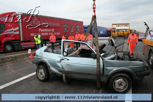 Dode en twee gewonden bij aanrijding A15