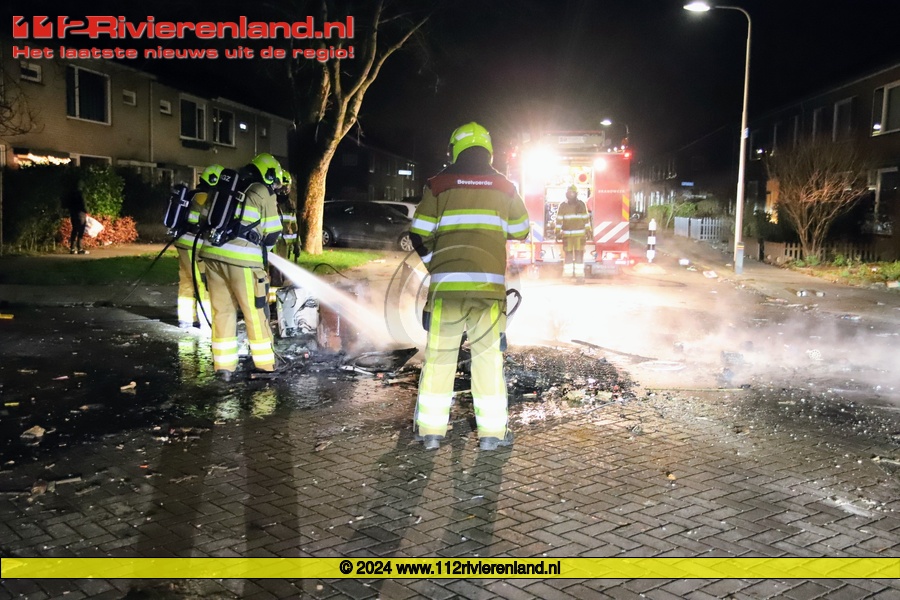 Brandweer blust vreugdevuur met assistentie van politie