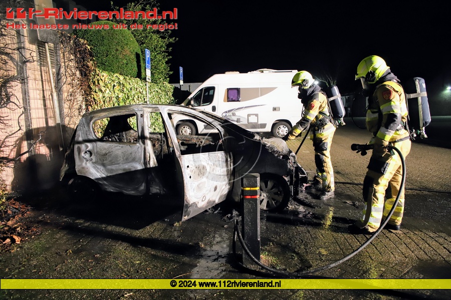 Auto brandt geheel uit