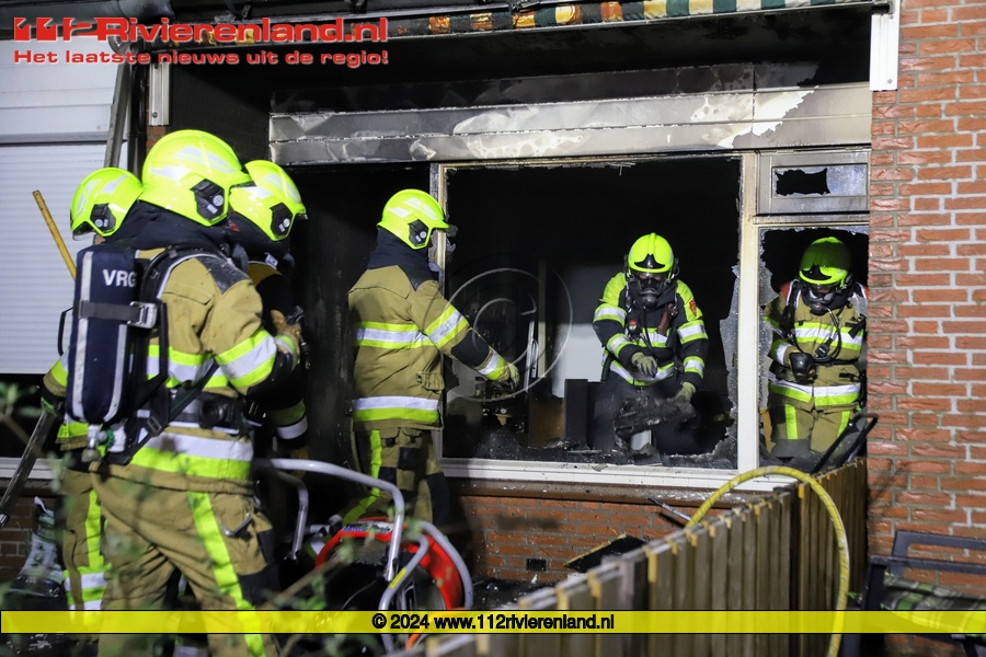 Woningbrand, persoon naar ziekenhuis en hond gered