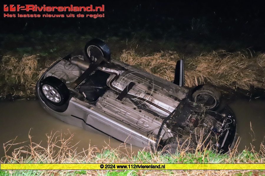 Auto op de kop in de sloot