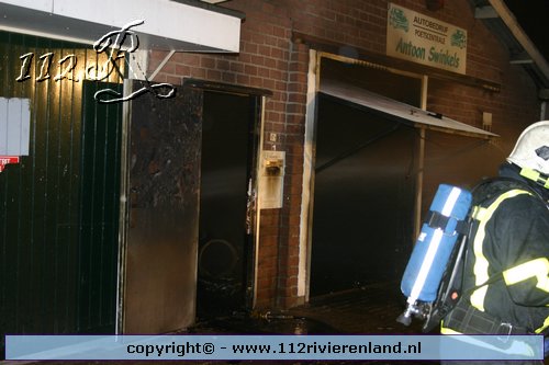 Auto/poetsbedrijf uitgebrand