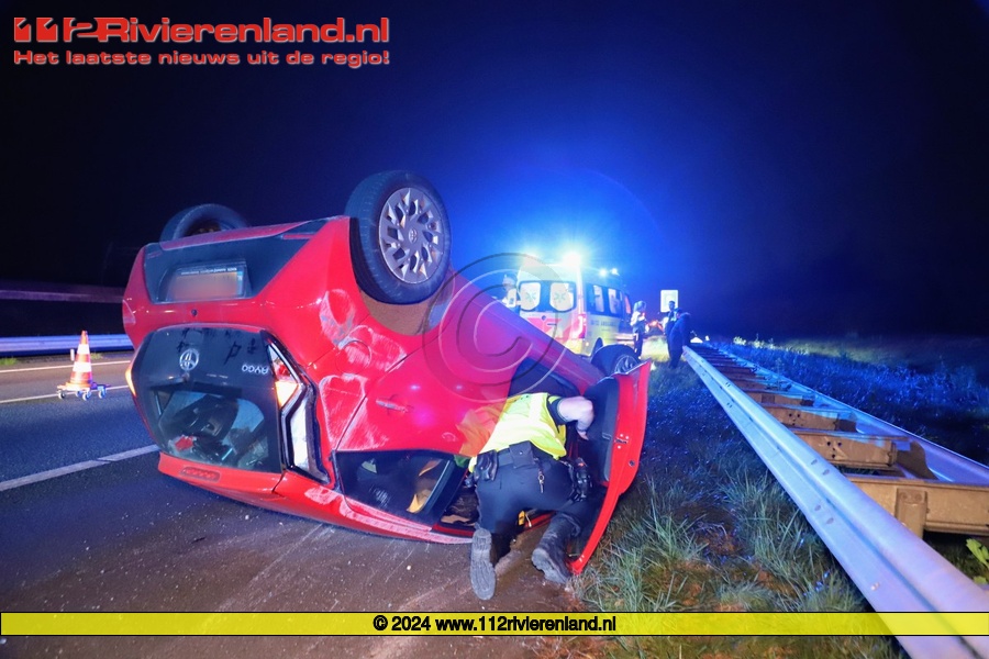 Auto op de kop bij ongeval A15