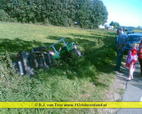Horssen - Trekker beland in de sloot