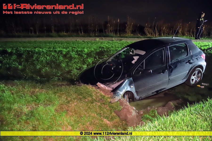 Autorit eindigt in een greppel met water